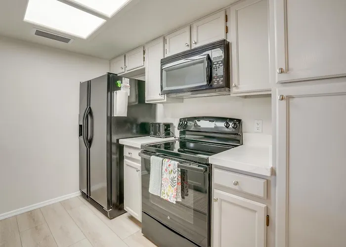 Patio + Pool Access: Golf Getaway In * Peoria